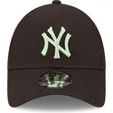 czarna-regulowana-czapka-z-zakrzywionym-daszkiem-z-zielonym-logo-9forty-league-essential-new-york-yankees-mlb-new-era