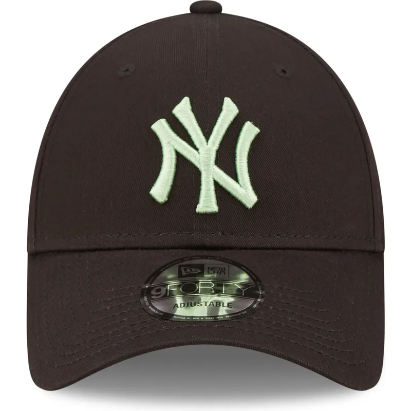 sort-justerbar-curved-kasket-med-gront-logo-9forty-league-essential-fra-new-york-yankees-mlb-fra-new-era