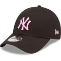 petten-gebogen-zwart-verstelbaar-rosa-9forty-league-essential-van-new-york-yankees-mlb-van-new-era