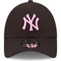 petten-gebogen-zwart-verstelbaar-rosa-9forty-league-essential-van-new-york-yankees-mlb-van-new-era