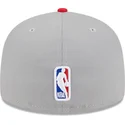 casquette-plate-grise-et-rouge-ajustee-59fifty-draft-edition-2023-chicago-bulls-nba-new-era