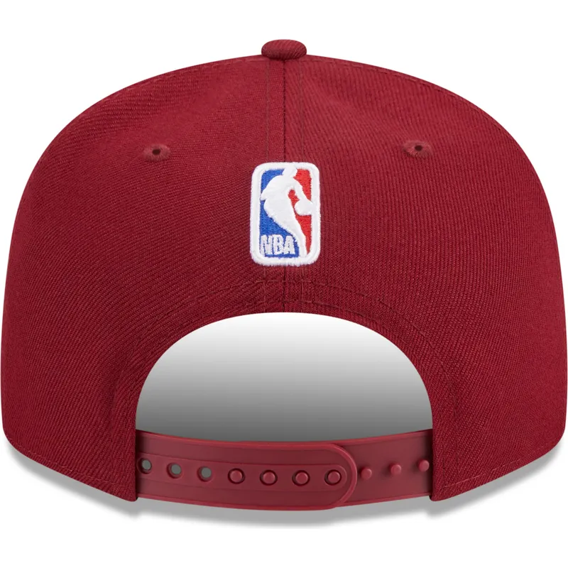 petten-plat-rood-snapback-9fifty-draft-edition-2023-van-cleveland-cavaliers-nba-van-new-era petten-plat-rood-snapback-9fifty-draft-edition-2023-van-cleveland-cavaliers-nba-van-new-era