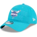 verstellbare-blaue-kappe-mit-gebogenem-schirm-9twenty-draft-edition-2023-der-charlotte-hornets-nba-von-new-era