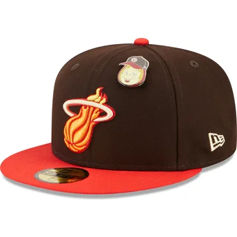 Petten plat bruin fitted 59FIFTY The Elements Fire Pin van Miami Heat NBA van New Era