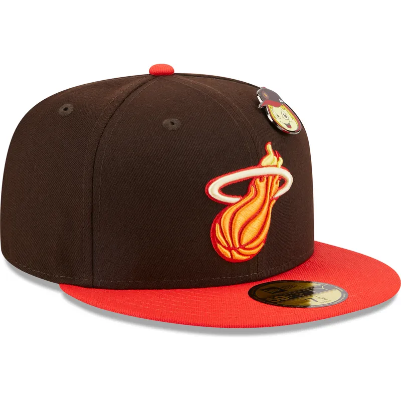 cappello-piatto-marrone-e-rosso-regolato-59fifty-the-elements-fire-pin-dei-miami-heat-nba-di-new-era
