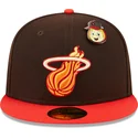 braune-und-rote-anliegende-59fifty-flatcap-the-elements-fire-pin-der-miami-heat-nba-von-new-era