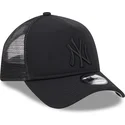 svart-truckerkeps-med-svart-logotyp-9forty-a-frame-all-day-trucker-fran-new-york-yankees-mlb-av-new-era