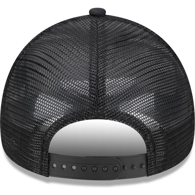 svart-truckerkeps-med-svart-logotyp-9forty-a-frame-all-day-trucker-fran-new-york-yankees-mlb-av-new-era