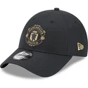 gorra-curva-negra-ajustable-con-logo-dorado-9forty-de-manchester-united-football-club-premier-league-de-new-era