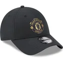 gorra-curva-negra-ajustable-con-logo-dorado-9forty-de-manchester-united-football-club-premier-league-de-new-era