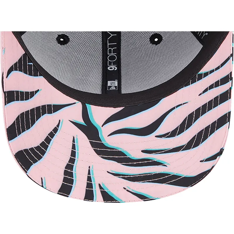 petten-gebogen-zwart-snapback-9forty-all-over-print-zebra-visor-van-manchester-united-football-club-premier-league-van-new-era