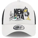 gorra-trucker-beige-a-frame-de-bugs-bunny-y-pato-lucas-looney-tunes-de-new-era