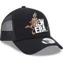 gorra-trucker-negra-a-frame-de-coyote-y-correcaminos-looney-tunes-de-new-era