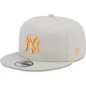 gorra-plana-beige-snapback-con-logo-naranja-9fifty-side-patch-de-new-york-yankees-mlb-de-new-era