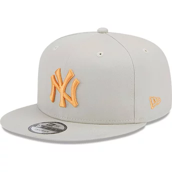 Gorra plana beige snapback con logo naranja 9FIFTY Side Patch de New York Yankees MLB de New Era