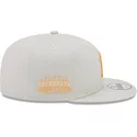 gorra-plana-beige-snapback-con-logo-naranja-9fifty-side-patch-de-new-york-yankees-mlb-de-new-era