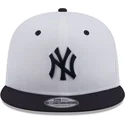 casquette-plate-blanche-et-bleue-marine-snapback-avec-logo-bleu-marine-9fifty-white-crown-patch-new-york-yankees-mlb-new-era