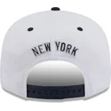 casquette-plate-blanche-et-bleue-marine-snapback-avec-logo-bleu-marine-9fifty-white-crown-patch-new-york-yankees-mlb-new-era