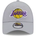 casquette-courbee-grise-ajustable-9forty-team-side-patch-los-angeles-lakers-nba-new-era