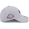 casquette-courbee-grise-ajustable-9forty-team-side-patch-los-angeles-lakers-nba-new-era