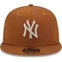 new-era-flat-brim-9fifty-league-essential-new-york-yankees-mlb-brown-snapback-cap