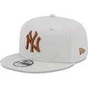 new-era-flat-brim-brown-logo-9fifty-league-essential-new-york-yankees-mlb-beige-snapback-cap