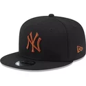 gorra-plana-negra-snapback-con-logo-marron-9fifty-league-essential-de-new-york-yankees-mlb-de-new-era