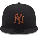 gorra-plana-negra-snapback-con-logo-marron-9fifty-league-essential-de-new-york-yankees-mlb-de-new-era