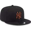 new-era-flat-brim-brown-logo-9fifty-league-essential-new-york-yankees-mlb-black-snapback-cap