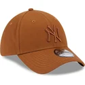 gorra-curva-marron-ajustada-con-logo-marron-39thirty-league-essential-de-new-york-yankees-mlb-de-new-era