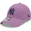 gorra-curva-violeta-ajustable-con-logo-azul-marino-9forty-league-essential-de-new-york-yankees-mlb-de-new-era