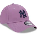 gorra-curva-violeta-ajustable-con-logo-azul-marino-9forty-league-essential-de-new-york-yankees-mlb-de-new-era