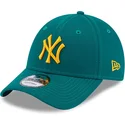 gorra-curva-verde-ajustable-con-logo-amarillo-9forty-league-essential-de-new-york-yankees-mlb-de-new-era