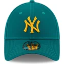 gorra-curva-verde-ajustable-con-logo-amarillo-9forty-league-essential-de-new-york-yankees-mlb-de-new-era