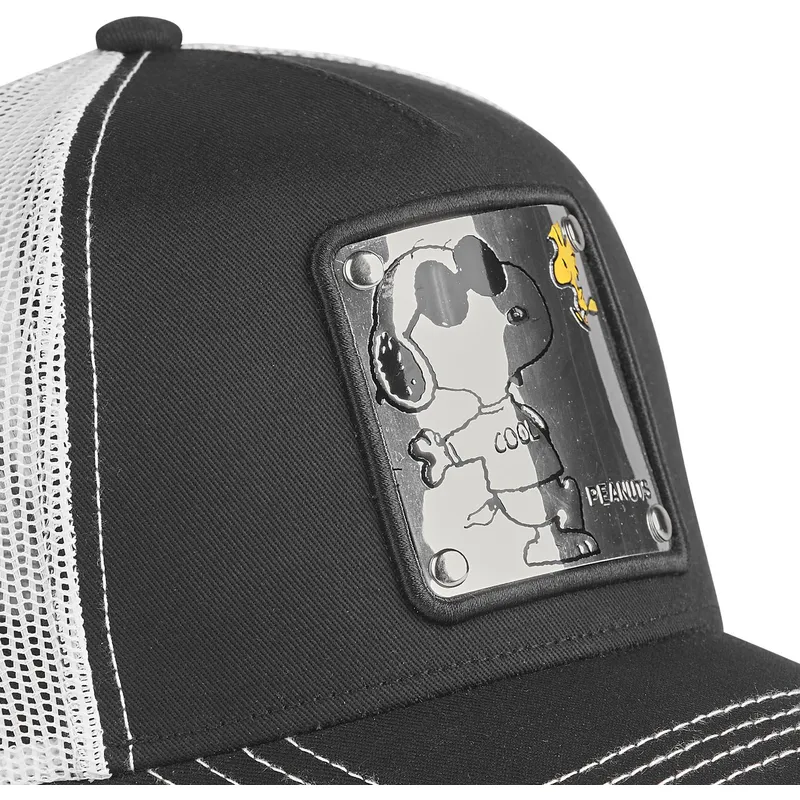 petten-gebogen-zwart-snapback-snoopy-pinda-s-van-capslab