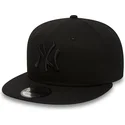 cappellino-visiera-piatta-nero-snapback-9fifty-black-on-black-di-new-york-yankees-mlb-di-new-era