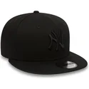 cappellino-visiera-piatta-nero-snapback-9fifty-black-on-black-di-new-york-yankees-mlb-di-new-era