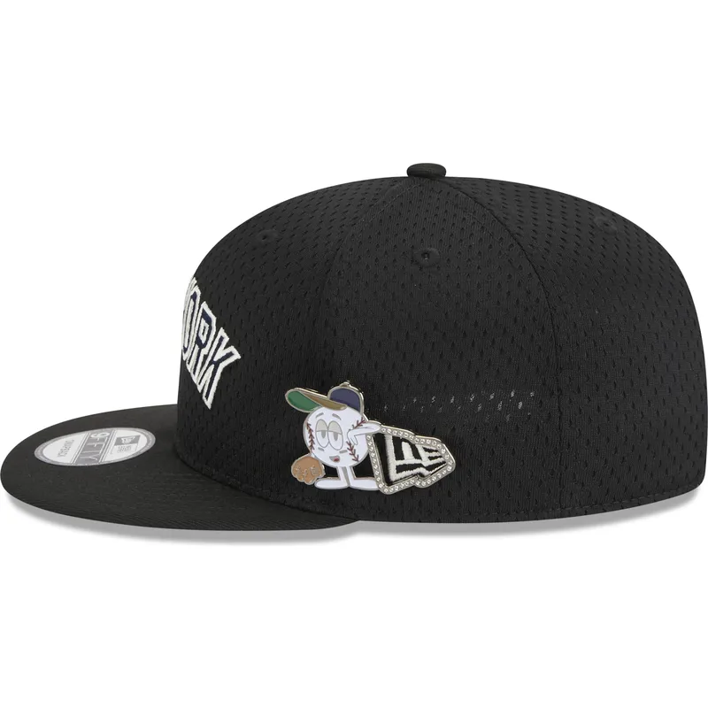 cappello-piatto-nero-snapback-9fifty-post-up-pin-dei-new-york-yankees-mlb-di-new-era