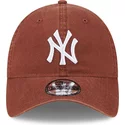 gorra-curva-marron-ajustable-9twenty-league-essential-de-new-york-yankees-mlb-de-new-era