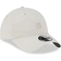 gorra-curva-beige-ajustable-con-logo-beige-9twenty-mini-logo-de-new-york-yankees-mlb-de-new-era