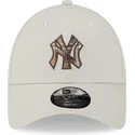 new-era-curved-brim-9forty-check-infill-new-york-yankees-mlb-beige-adjustable-cap