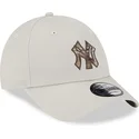 casquette-courbee-beige-ajustable-9forty-check-infill-new-york-yankees-mlb-new-era