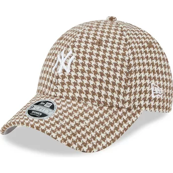 Gorra curva marrón y blanca ajustable para mujer 9FORTY Houndstooth de New York Yankees MLB de New Era