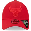 casquette-courbee-rouge-ajustable-avec-logo-rouge-9forty-repreve-outline-chicago-bulls-nba-new-era