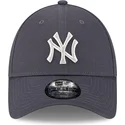 gorra-curva-gris-ajustable-9forty-metallic-de-new-york-yankees-mlb-de-new-era