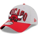 casquette-courbee-grise-et-rouge-ajustable-9twenty-tip-off-2023-chicago-bulls-nba-new-era