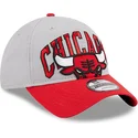 casquette-courbee-grise-et-rouge-ajustable-9twenty-tip-off-2023-chicago-bulls-nba-new-era