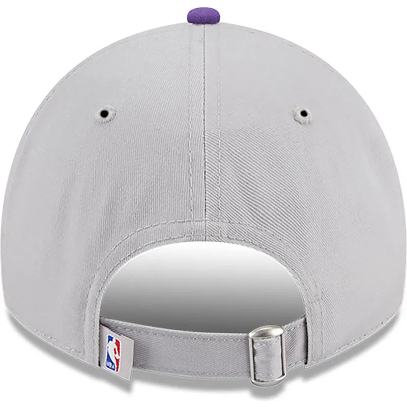 petten-gebogen-grijs-verstelbare-band-9twenty-tip-off-2023-van-los-angeles-lakers-nba-van-new-era