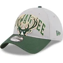 graue-und-grune-verstellbare-curved-cap-9twenty-tip-off-2023-der-milwaukee-bucks-nba-von-new-era