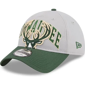 Casquette courbée grise et verte ajustable 9TWENTY Tip Off 2023 Milwaukee Bucks NBA New Era